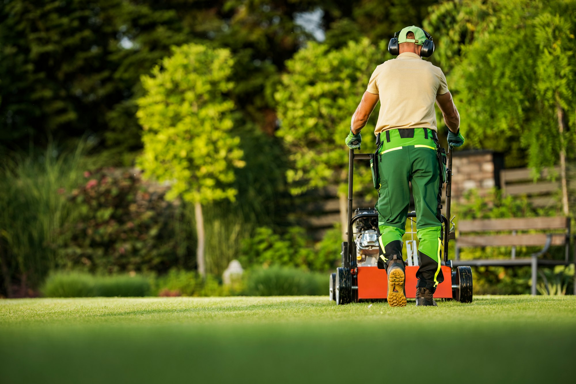 From Ordinary to Extraordinary: Picking the Best Lawn Care Service